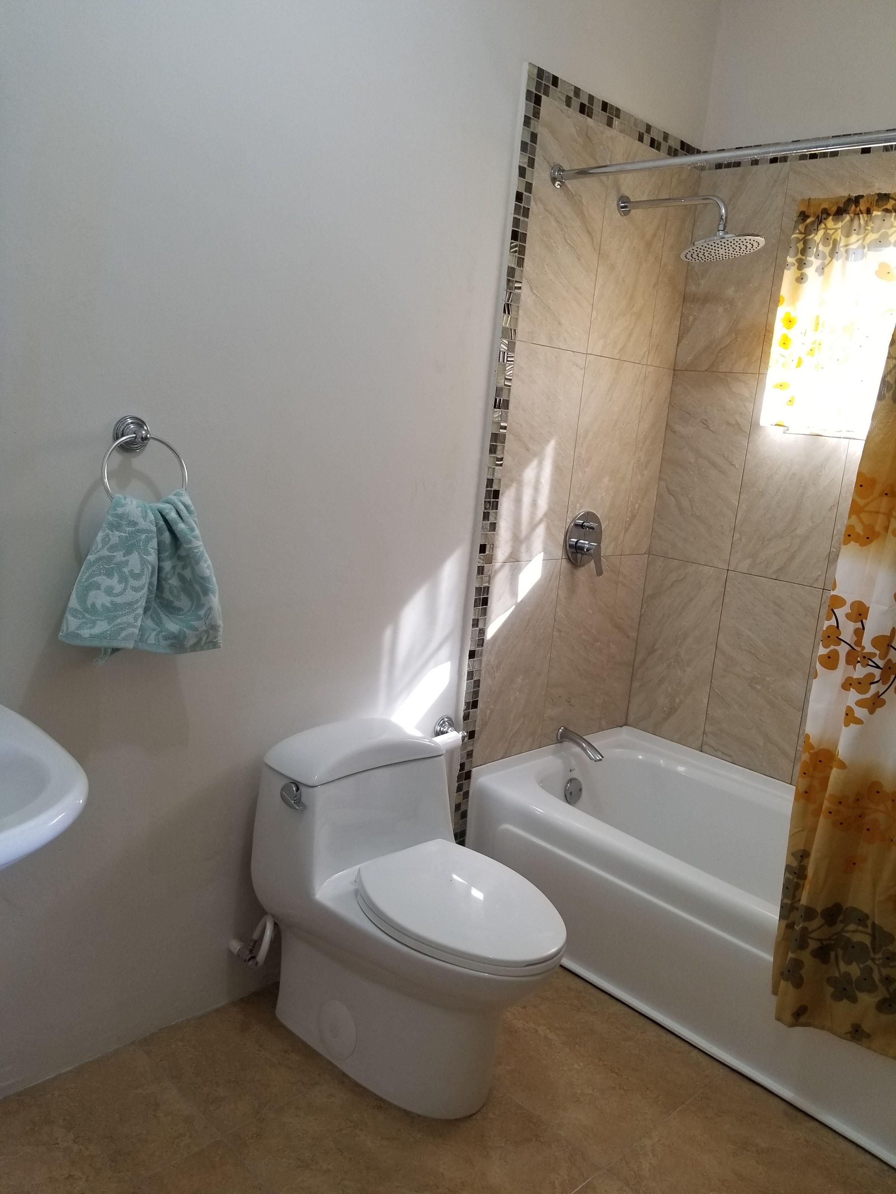 room 8 | bathroom | combined shower/bathtub, free toiletries, towels