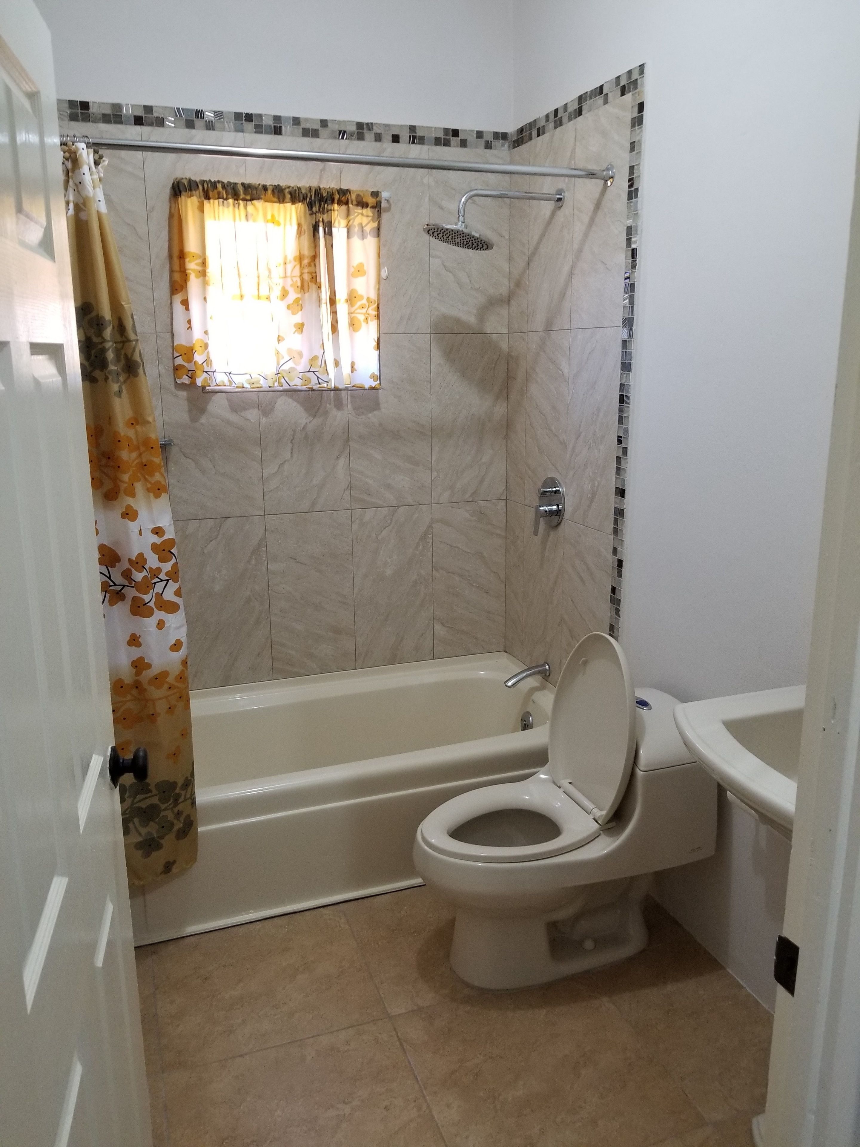 room 6 | bathroom | combined shower/bathtub, free toiletries, towels