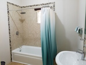 Phòng Executive, 1 giường cỡ queen | Phòng tắm | Vòi sen/bồn tắm kết hợp, đồ dùng nhà tắm miễn phí, khăn tắm 