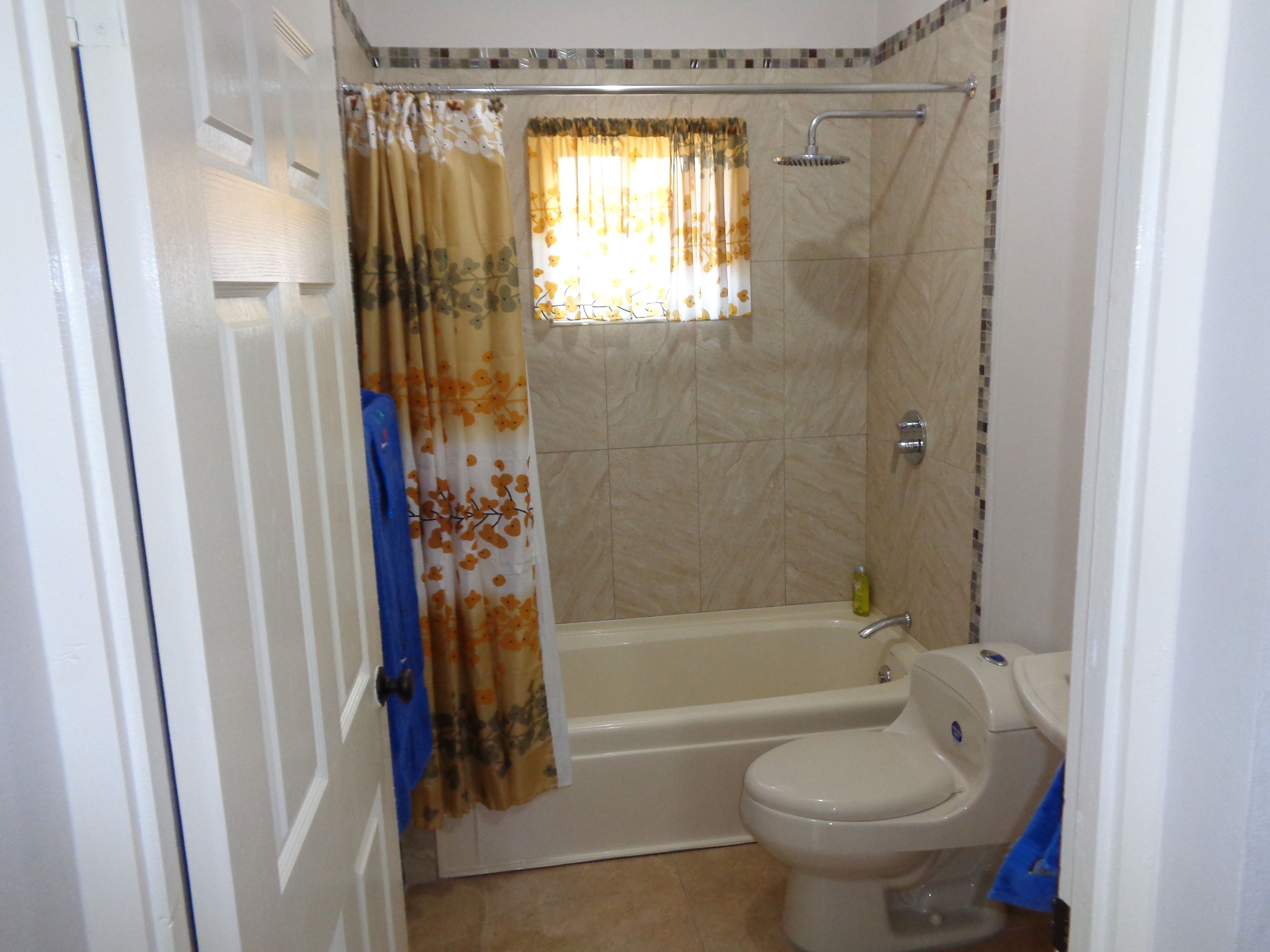 room 6 | bathroom | combined shower/bathtub, free toiletries, towels