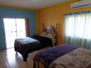 Quarto básico, 2 camas Queen | Wi-Fi de cortesia, roupa de cama