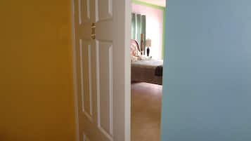 Room 8 | Free WiFi, bed sheets