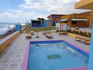 2 สระว่ายน้ำกลางแจ้ง, เก้าอี้อาบแดดริมสระ