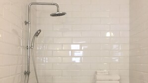 Suite Desain | Kamar mandi | Shower, perlengkapan mandi gratis,  dan handuk