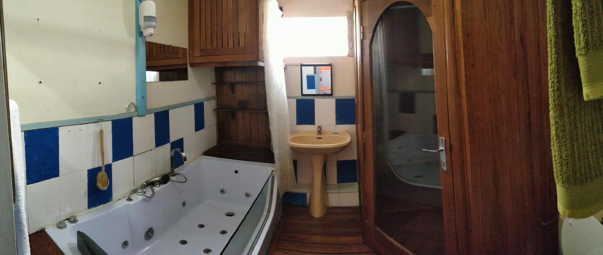 double room | bathroom | shower, free toiletries, towels