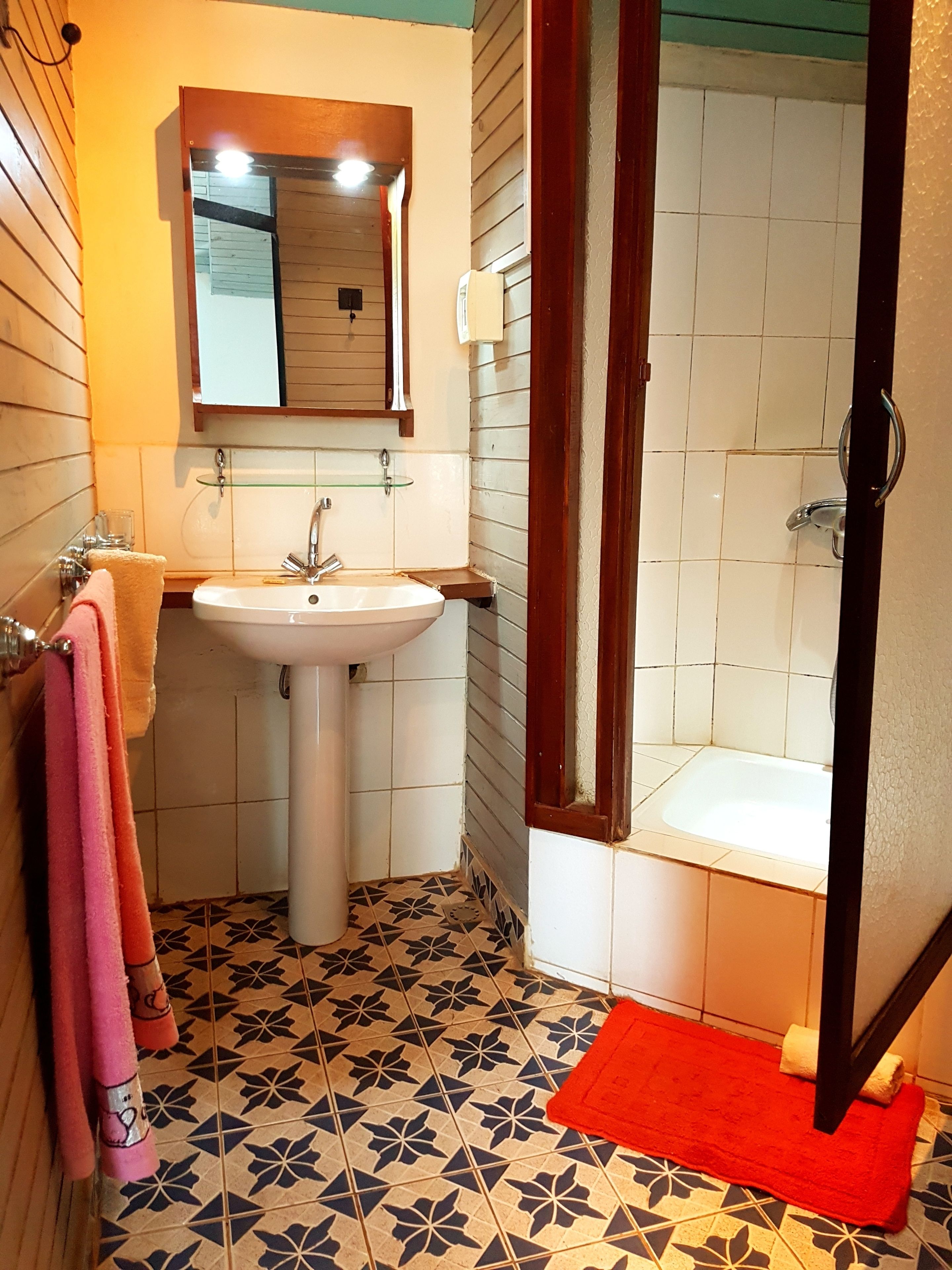 shower, free toiletries, towels