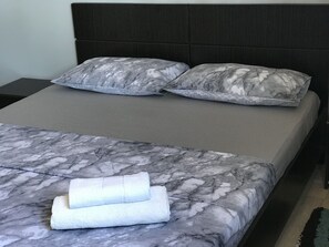 각각 다른 스타일의 인테리어, 각각 다르게 가구 비치, 무료 유아용 침대, 침대 시트
