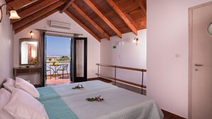 A bedroom with a bed, a balcony, and a view of the outdoors. - Orionas Village (Chania)