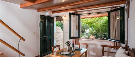 Traditional-Maisonette, 2 Schlafzimmer, Terrasse, Meerblick | Wohnbereich