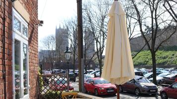 Melayani sarapan, makan siang, makan malam; sajian masakan Eropa Modern