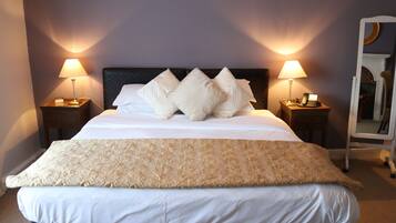 Double Room | Desk, iron/ironing board, free WiFi, bed sheets