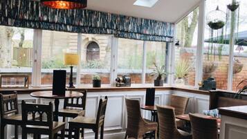 Melayani sarapan, makan siang, makan malam; sajian masakan Eropa Modern