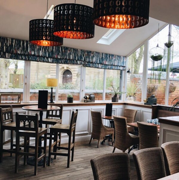 供应早餐、午餐和晚餐,时尚欧洲菜