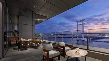 3 間餐廳;供應午餐、晚餐;中國菜