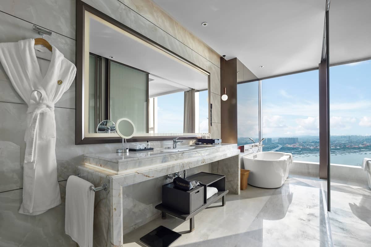 separate bathtub and shower, rainfall showerhead, free toiletries