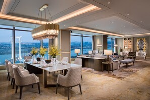 1 多间卧室、高档床上用品、羽绒被、记忆海绵床垫