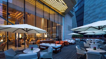 3 restoran, öğle yemeği, akşam yemeği sunulur, Çin mutfağı