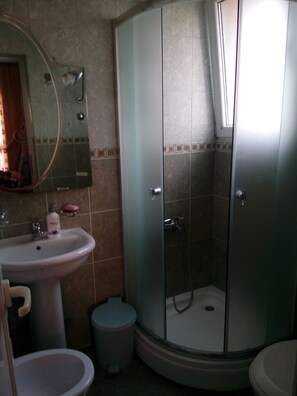 Triple Room, Balcony | Bathroom | Shower, free toiletries, hair dryer, bathrobes - Guesthouse Mediha Nikicic (Bar)