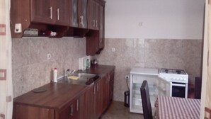 Estudi, balcó | Cuina bàsica privada | Frigorífic i utensilis de cuina, vaixella i coberteria 