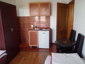 Dreibettzimmer, Balkon | Eigene Kochnische | Kühlschrank, Kochgeschirr/Geschirr/Besteck