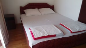 Habitació triple, balcó | Escriptori, habitacions insonoritzades i planxa i posts de planxar 