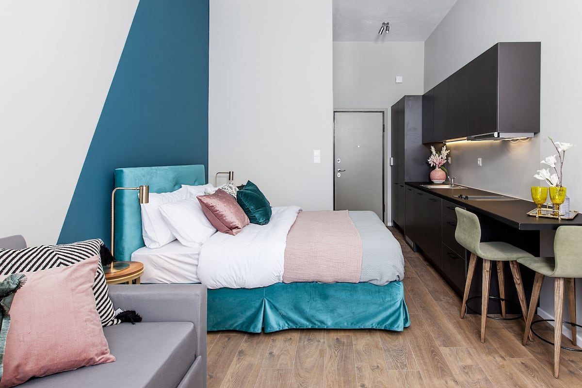 Suite estudio romántica, 1 cama de matrimonio con sofá cama, cocina | 1 dormitorio, ropa de cama de alta calidad, caja fuerte y escritorio