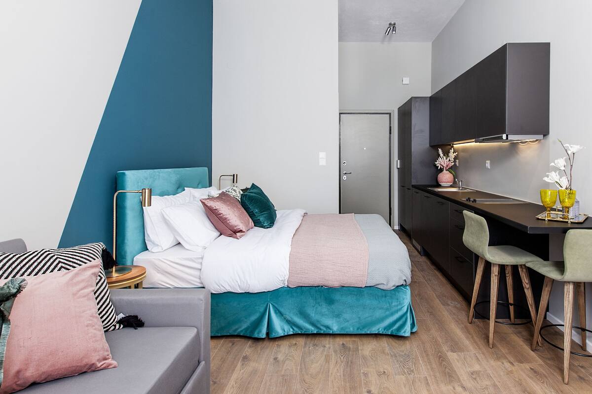 Romantische studio suite, 1 queensize bed met slaapbank, toegankelijk voor mindervaliden, keuken | 1 slaapkamer, luxe beddengoed, een kluis op de kamer, een bureau