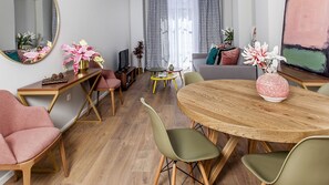 Comfort Single Room, 1 Queen Bed with Sofa bed, Accessible, Kitchen | In-room dining