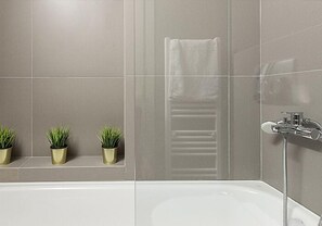 Bathroom - Suitcase (Thessaloniki)