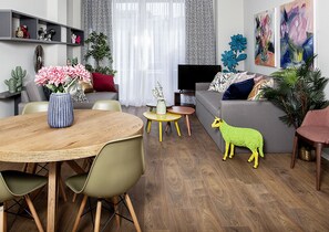 Premium-Suite, 2 Schlafzimmer, barrierefrei, Terrasse | Wohnzimmer | Flachbildfernseher