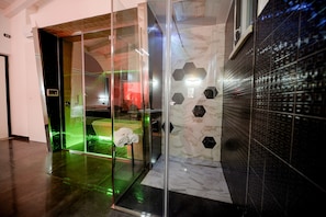 Suite de lujo, sauna | Baño | Regadera, secadora de cabello, batas, pantuflas