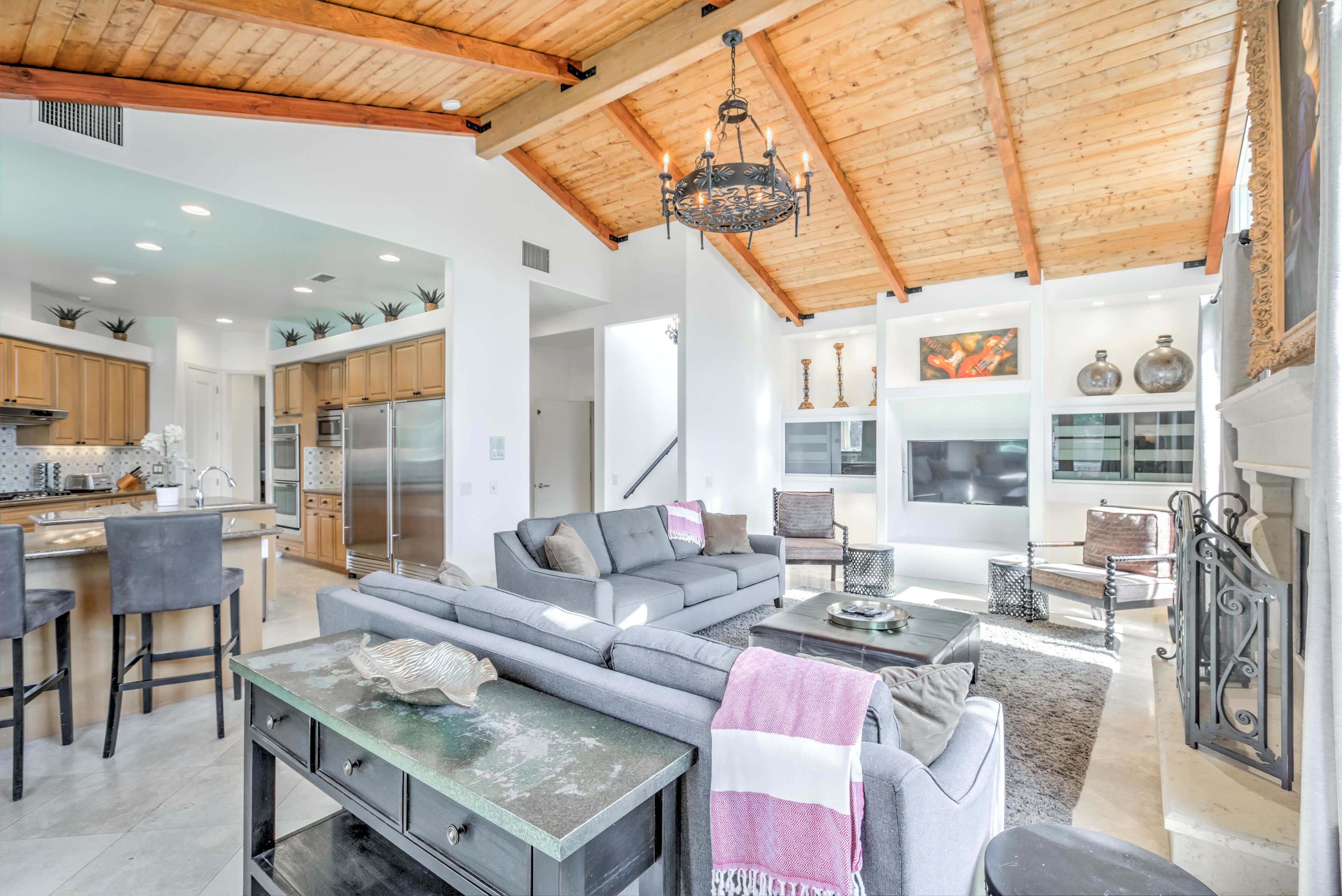 تلفزيون ذكي، مدفأة، كُتُب، مكتبة موسيقى