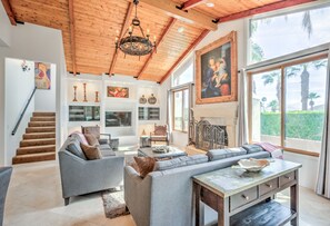 Smart-TV, peis, bøker og musikkbibliotek