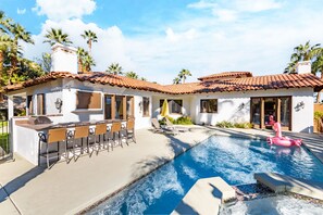 Utendørsbasseng og et oppvarmet basseng