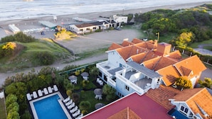 A beachfront property with a swimming pool, multiple buildings, and a beach area. - Ivamar Hotel & Apart (Ostende)