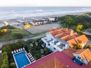 A beachfront property with a swimming pool, multiple buildings, and a beach area. - Ivamar Hotel & Apart (Ostende)