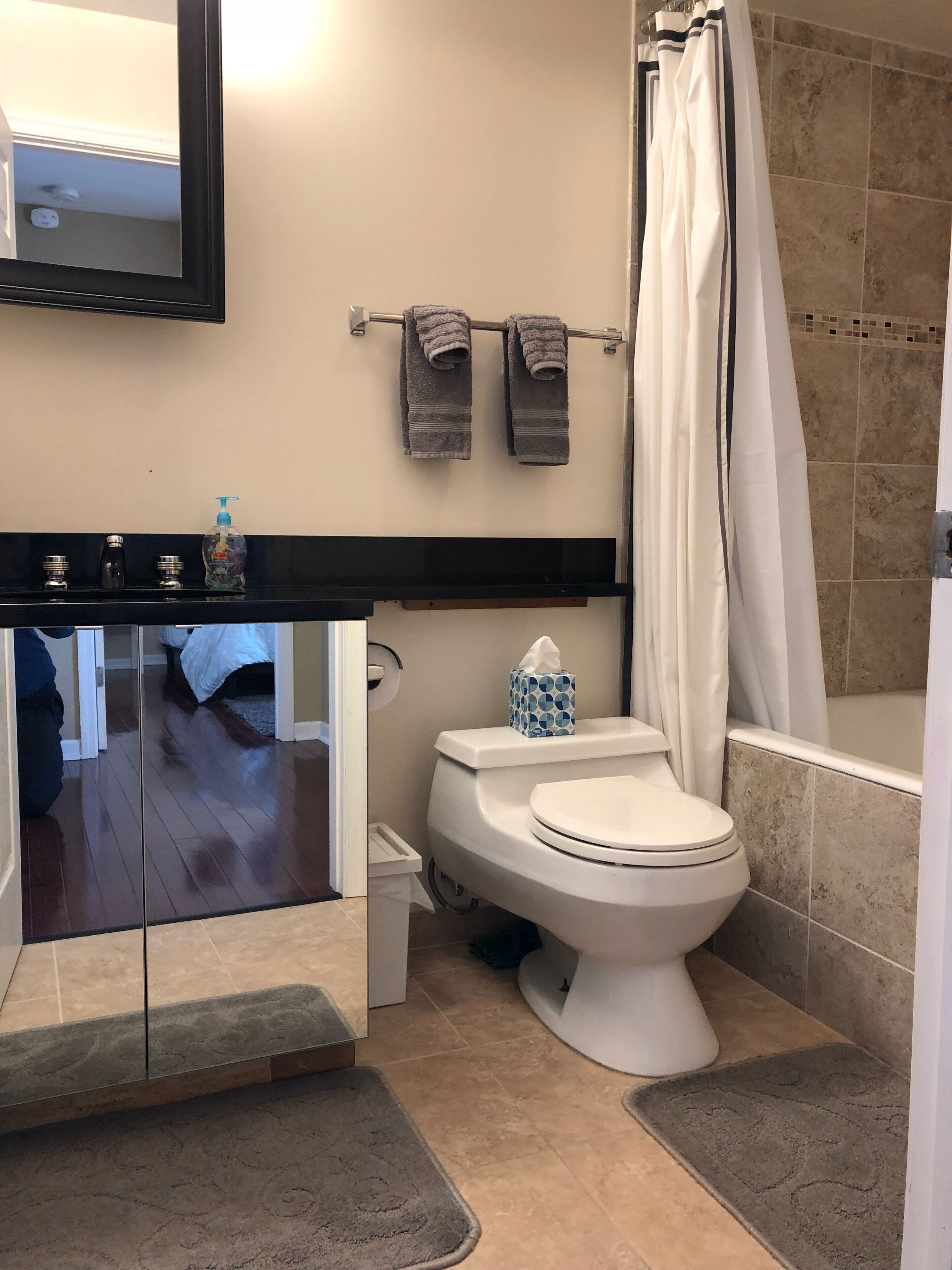 Un baño con inodoro, lavamanos y ducha.
