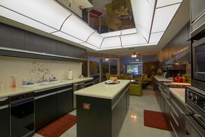 Kylskåp, mikrovågsugn, ugn och spishäll