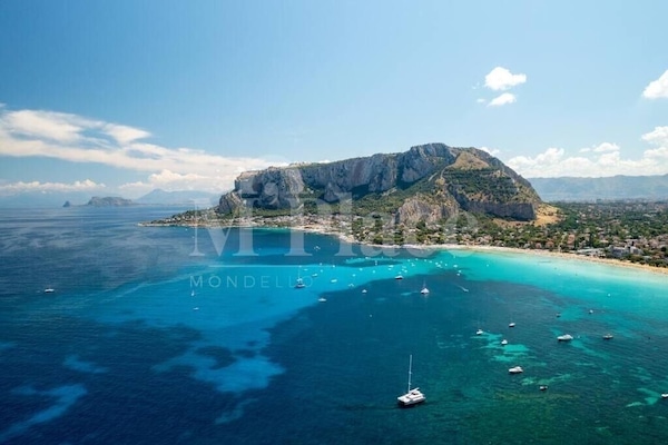 In StrandnĂ€he, LiegestĂŒhle