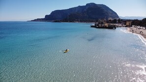 靠近海滩、沙滩椅