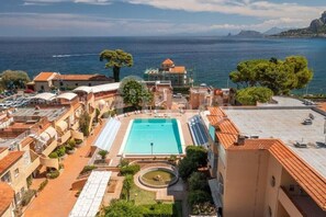Outdoor pool, pool loungers