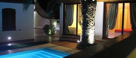 Utomhuspool och uppvärmd pool