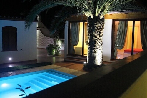  VILLA WITH POOL DEPANDACE AND GARDEN 
