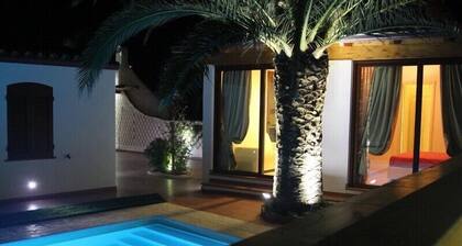 VILLA WITH POOL DEPANDACE AND GARDEN