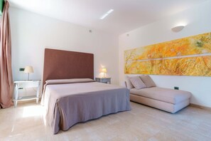 4 bedrooms, in-room safe, desk, iron/ironing board - A spacious, modern villa with a private pool (Cagliari)