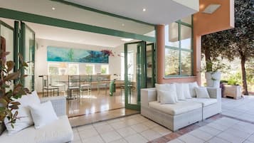 Fireplace, books, stereo, offices