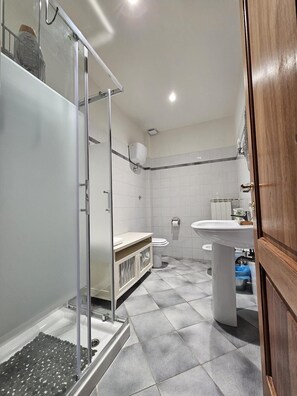 Combined shower/tub