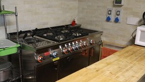 A kitchen with a stainless steel stove, a wooden cutting board, and a tiled backsplash. - FARMHOUSE WITH PANORAMIC POOL IN PERUGIA/ASSISI IDEAL FOR GROUPS FOR 22 PLACES (Perugia)