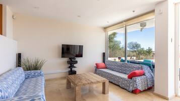 Een televisie, videogames, een dvd-speler en een tafeltennistafel