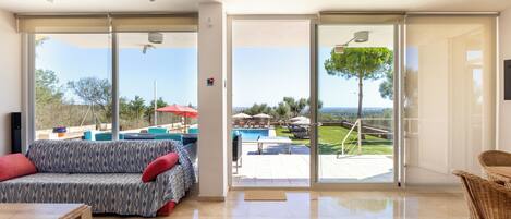 TV, videospill, DVD-spiller og bordtennis